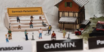 Die Zuschauer wollen sich das Spektakel von der Doppelschanze nicht entgehen lassen.