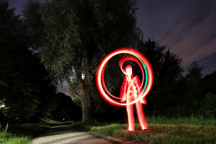 Tutto ciò ti serve è una fotocamera in grado di scattare foto a lunga esposizione e una fonte di luce colorata – in questo caso, una semplice bacchetta a LED.