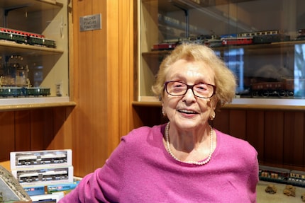 Ce n'est pas le manque de clients ou le virus qui lui gâcheront le moral : Mme Neisser dans son magasin de trains miniatures qu'elle dirige depuis 1981.