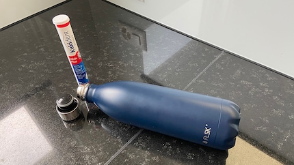 Der Hals meiner FLSK-Flasche ist zu klein für den Geschirrspüler. Darum greife ich stattdessen zu Reinigungstabletten.