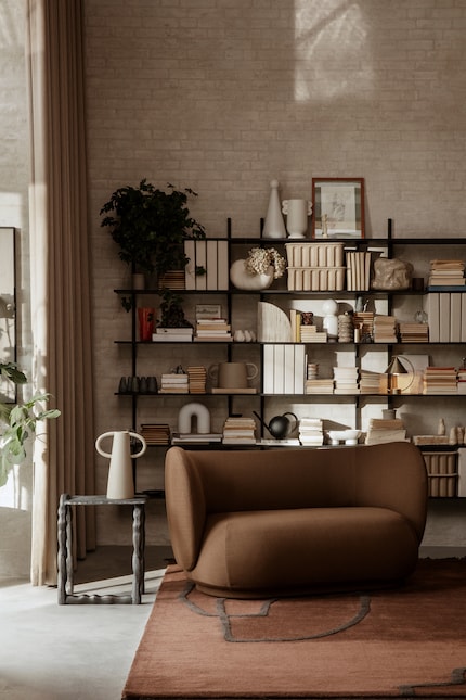 Un mix di libri e decorazioni alleggerisce il quadro generale. Immagine: Ferm Living