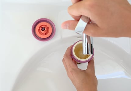 Le nettoyeur est en silicone médical, également utilisé pour les coupes menstruelles. Photo : Emanui