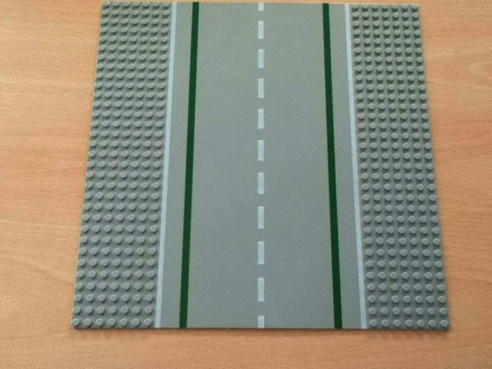 Grau und flach – so kennen wir die alten Lego-Strassenplatten.