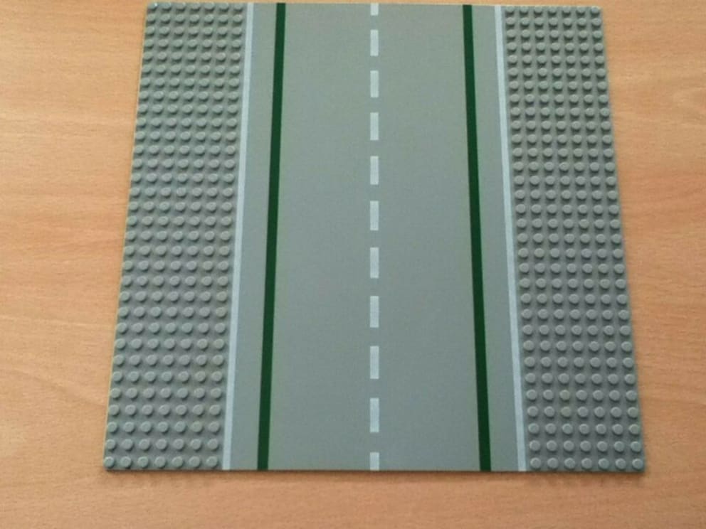 Grau und flach – so kennen wir die alten Lego-Strassenplatten.