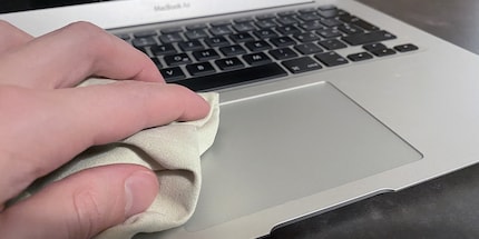 Il panno in microfibra fa miracoli anche con i portatili.