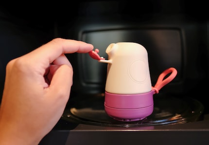 Pour la stérilisation, Emanui peut être placé au micro-ondes ou bouilli dans une casserole d'eau. Photo : Emanui