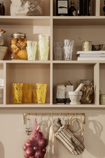 La mise en valeur passe par des rangements transparents. Photo : Ferm Living