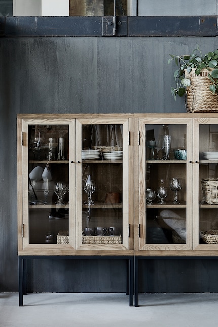 À côté des étagères ouvertes, les vitrines sont parfaites pour mettre en valeur vos objets. Photo : House Doctor