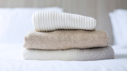 Les vêtements en cachemire peuvent se déformer si vous les accrochez dans l'armoire. Il vaut mieux les plier et les empiler.