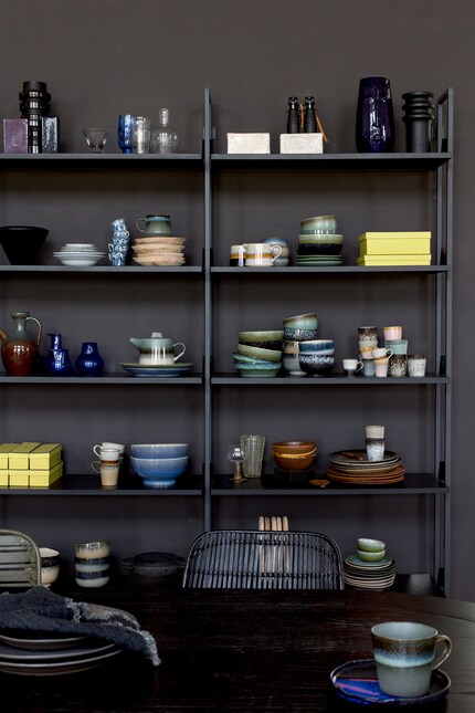 Le retrait du mur et de l'étagère fait ressortir la vaisselle. Photo : HK Living