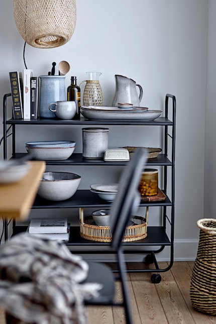 Belle et pratique : la desserte met l'accent sur la vaisselle et les ustensiles de cuisine. Photo : Bloomingville