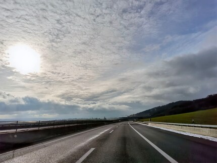 Il sole battente sulla strada bagnata ti abbaglia
