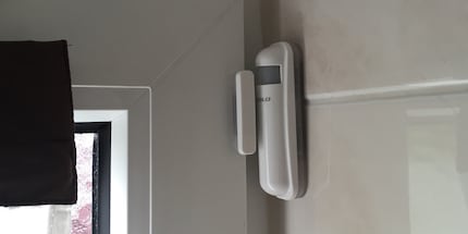 Produits Devolo : détecteur d'ouverture pour porte et fenêtre. Source d'image : loggn.de
