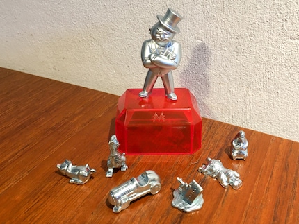 Mr. Monopoly überragt die anderen Spielfiguren.