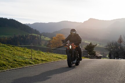 La Harley-Davidson Livewire arancione si tinge di bianco.