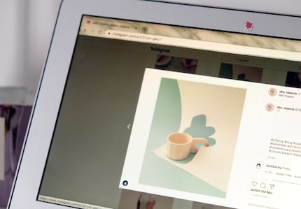 Im Netz gibt es zahlreiche gute Beispiele. Sie zeigen, wie kreativ Produktfotos sein können.