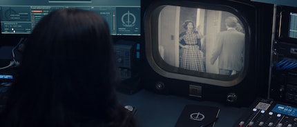 Bel dettaglio: a seconda dell'epoca in cui la serie è ambientata, può essere guardata su un televisore a tubo corrispondente.
