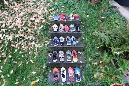 La sfilata delle scarpe (ce ne sono anche un paio non da corsa).