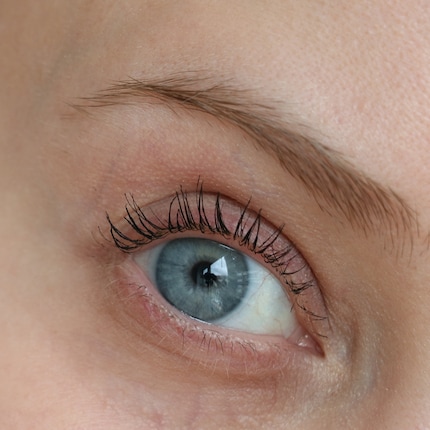 Avec un recourbe-cils et une couche de Sky High. Pas mal !