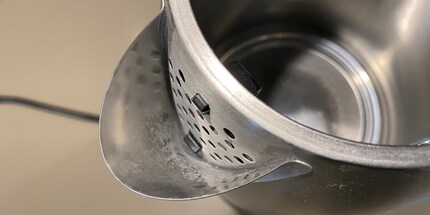 Elimina il calcare dal fondo e dal beccuccio del bollitore.