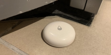 Il sensore di perdite d'acqua ti avvisa quando rileva la presenza di acqua dove non ce ne dovrebbe essere. Immagine: smarthomejetzt.de