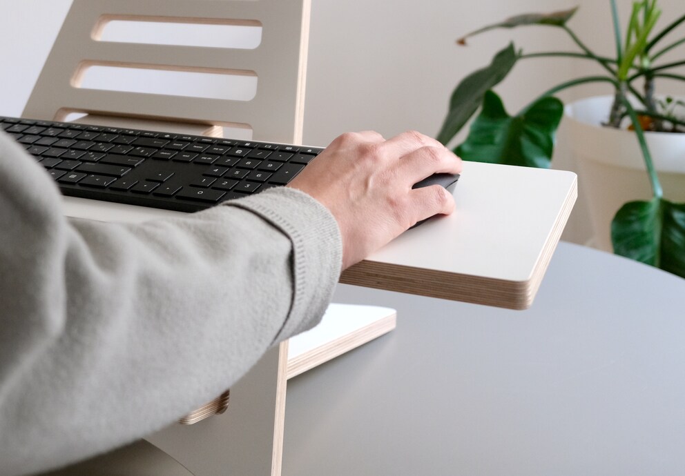 Die Keyboard-Desk-Ablage ist zu schmal, um dort ein Mauspad zu nutzen.