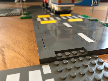 Hier passt nichts zusammen: alte und neue Lego-Strassen im Höhenvergleich.