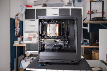 I componenti installati nel case. Se si installano i radiatori nella parte anteriore e nella parte superiore per il raffreddamento ad acqua, diventa stretto. Ma è certamente fattibile.