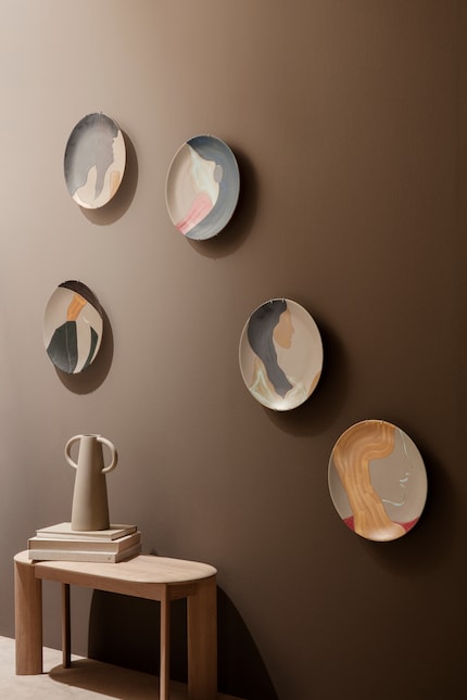 Le illustrazioni moderne fanno sembrare il piatto sul muro tutt'altro che antiquato. Immagine: Ferm Living
