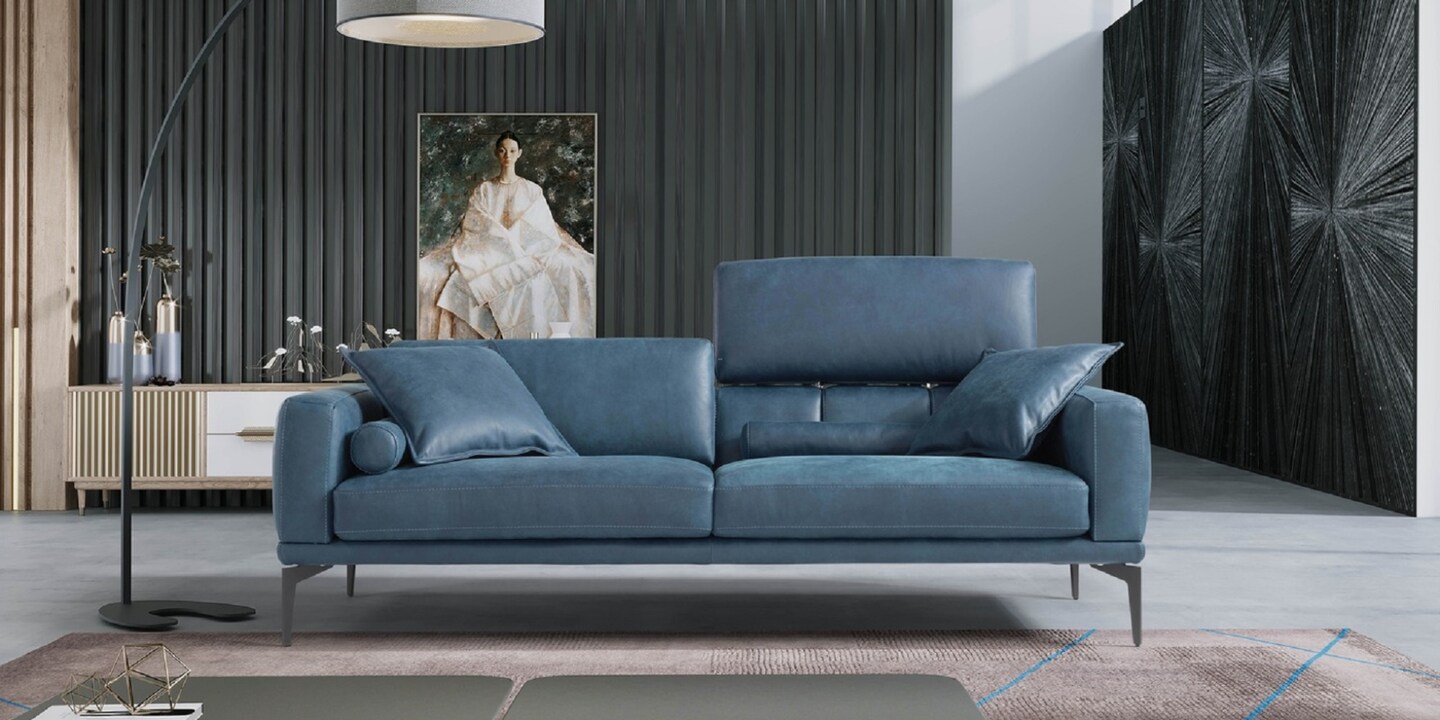 Les dossiers du canapé Masu en cuir bleu sont réglables en hauteur. Photo : Egoitaliano