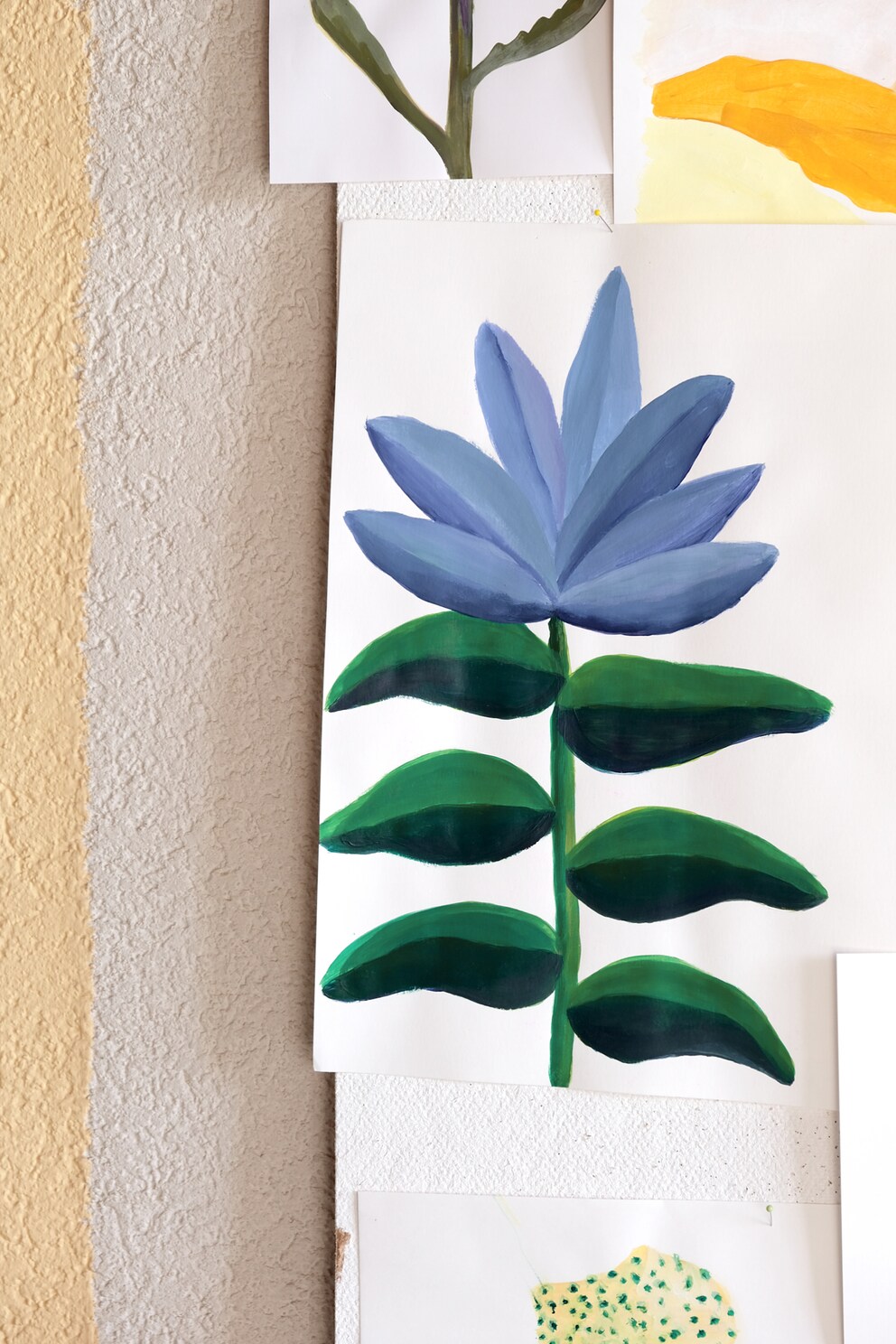 Die gemalten Elemente des Duschvorhangs entstehen zunächst von Hand auf Papier.