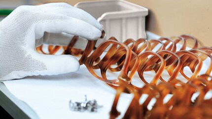 Produktionsvorgang in einer Essilor-Luxottica-Manufaktur: Bild Essilor Luxottica