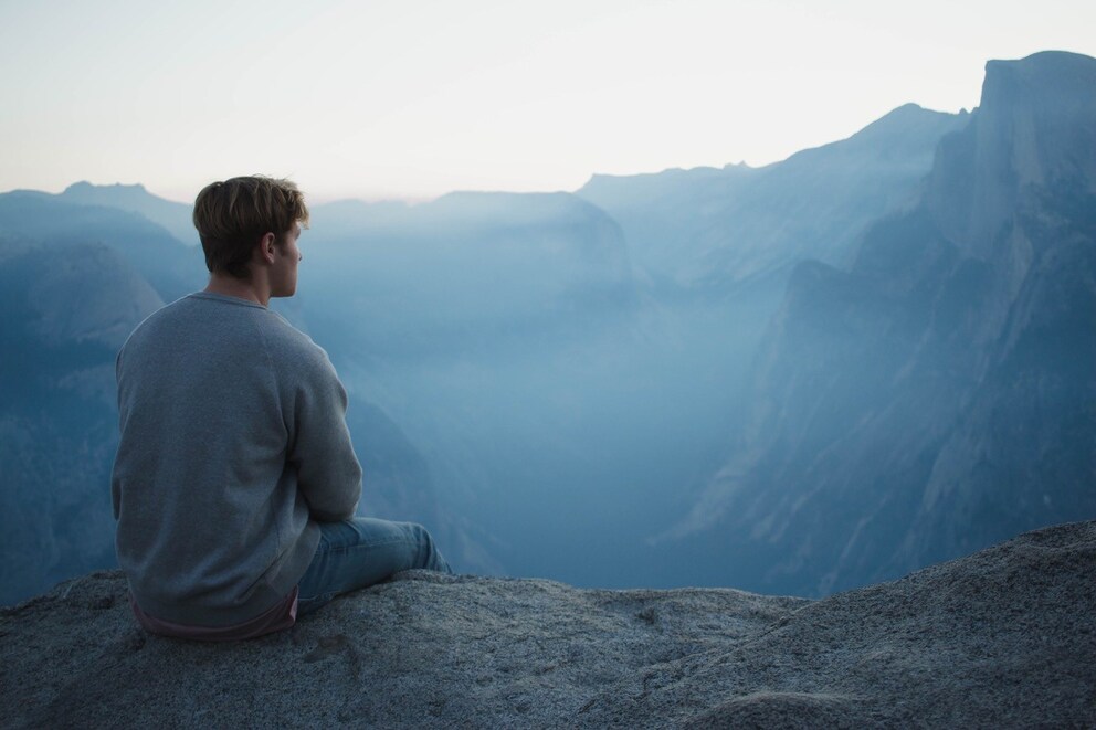 Auch stundenlanges Nach-vorn-Schauen ändert nichts daran, dass, was hinter einem liegt (Metapher für Vergangenheit), einen weiterhin beschäftigt. Bild: Elijah Hiett/Unsplash