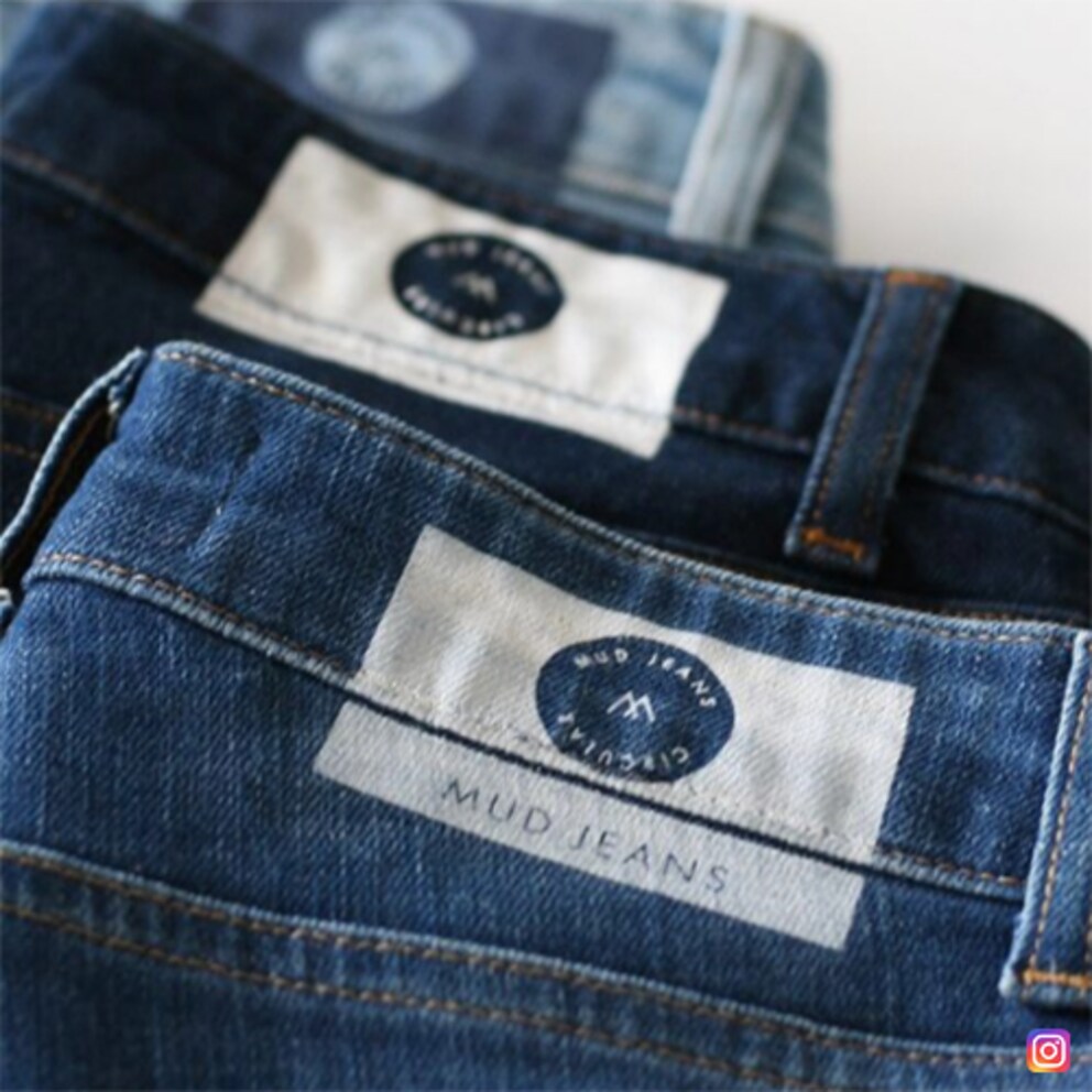 Il marchio Mud Jeans rinuncia alle applicazioni di pelle sui suoi pantaloni per poterli riciclare facilmente. La stampa del logo è fatta di vernice vegana. Immagine: @mudjeans