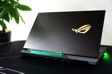 Ein RGB-ROG-Logo und ein Slash mit schwarzen Pixeln zieren den Deckel. Die Scharnierkappe vorne rechts im Bild kann ausgetauscht werden.