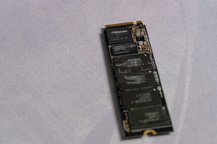 Der Phison Controller ganz oben, darunter das RAM von SK Hynix und darunter der Flash-Speicher.