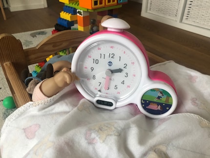 Der Kinderwecker hat eine gelungene Analoguhr, eine zu kleine digitale Uhr und die Anzeige, ob gerade Schlafens- oder Spielzeit ist.