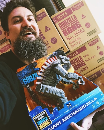 Il regista Adam Wingard mostra il Mechagodzilla del suo film.