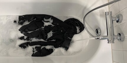 In der Badewanne ist genug Platz, um die voluminöse Daunenjacke von Hand waschen zu können.