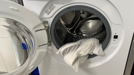 Ein Wäschenetz schützt deine Schuhe und die Wäschetrommel beim Waschen.