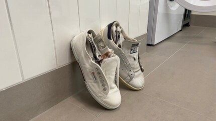 Zeitungspapier entzieht den Sneaker Feuchtigkeit. Tausche es immer wieder gegen neues aus, bis die Schuhe trocken sind.