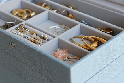 Le compartimentage fait la différence : j'ai choisi un élément qui a suffisamment de place pour les petites et grandes boucles d'oreilles sans oublier les bagues.