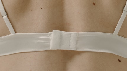 Das Unterbrustband soll möglichst horizontal am Rücken anliegen.