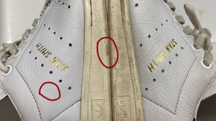 Quello che una spazzola manuale non riesce a fare, non lo risolve nemmeno lo Sneaker Cleaner di Philips: un primo piano di due macchie che non sono state rimosse. Quella a sinistra è difficile da vedere nella foto.