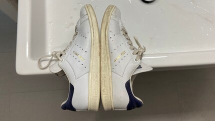 Confronto diretto: la scarpa pulita a sinistra e la scarpa sporca a destra.