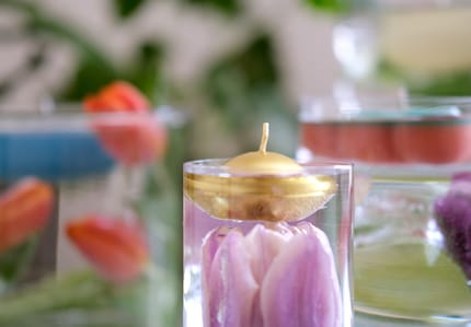 Un caillou se camoufle à l’intérieur de la fleur. Il est relié à la tige à l’aide d’un fil.