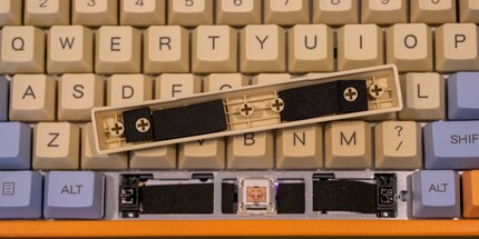 Mit Neopren gemoddete Leertaste und Tastatur.