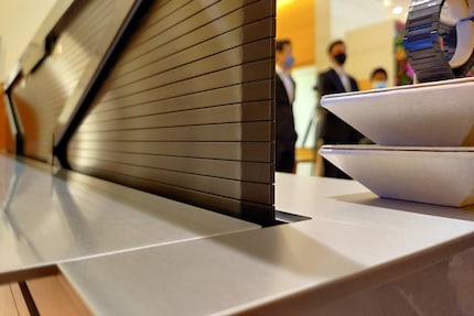 Les lamelles auxquelles est fixé le film OLED enroulable.