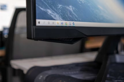 Die Ausbuchtung ist eines der wenigen optischen Elemente, welche die simple Form des Monitors aufbrechen.