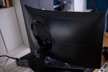 Kein RGB, keine Blende, nur eine minimale Kabelführung. Der G5 gibt sich von hinten karg.